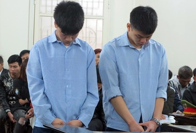 N&eacute;m gạch v&agrave;o người kh&aacute;c, hai thanh ni&ecirc;n lĩnh &aacute;n 34 năm t&ugrave; - Ảnh 1.