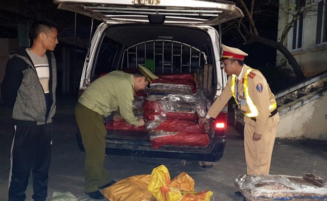 600 kg chân gà đang phân hủy trên đường đi tiêu thụ - Ảnh 1.