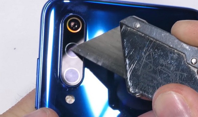 Thử thách độ bền Xiaomi Mi 9 với dao, lửa và dùng tay bẻ cong: Xứng đáng là một siêu phẩm cao cấp - Ảnh 5.