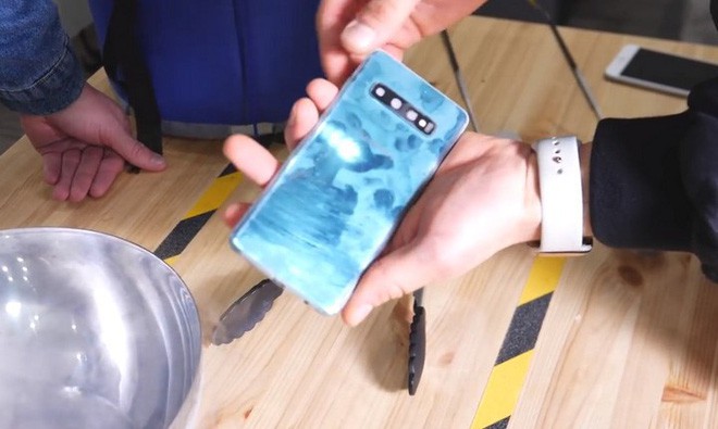 Thử nghiệm khắc nghiệt: Ngâm Galaxy S10 dưới nước sâu 1,5m, đun sôi và đóng băng trong nitơ lỏng - Ảnh 6.