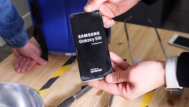 Thử nghiệm khắc nghiệt: Ngâm Galaxy S10 dưới nước sâu 1,5m, đun sôi và đóng băng trong nitơ lỏng - Ảnh 7.