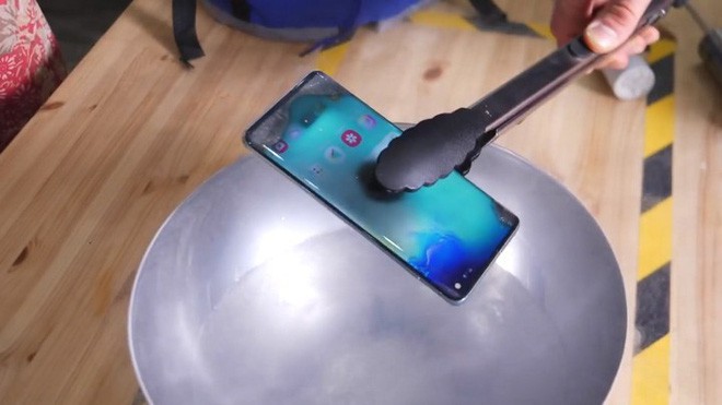 Thử nghiệm khắc nghiệt: Ngâm Galaxy S10 dưới nước sâu 1,5m, đun sôi và đóng băng trong nitơ lỏng - Ảnh 8.