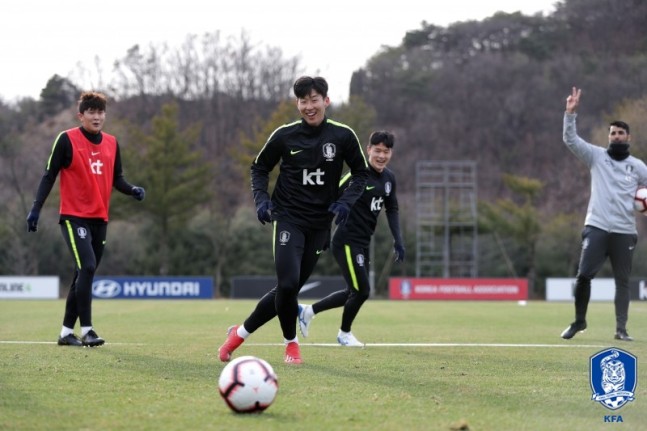 Ngôi sao Son Heung-min tươi rói trong ngày về Hàn Quốc, cười tít mắt khi được vây quanh bởi các fan nữ - Ảnh 9.