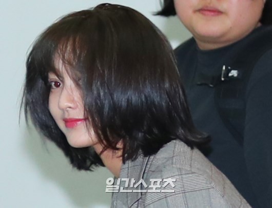 Bị tung ảnh nóng giả vì bê bối chatroom của Seungri, Jihyo (TWICE) uất đến mức bật khóc luôn tại sân bay hôm nay - Ảnh 9.