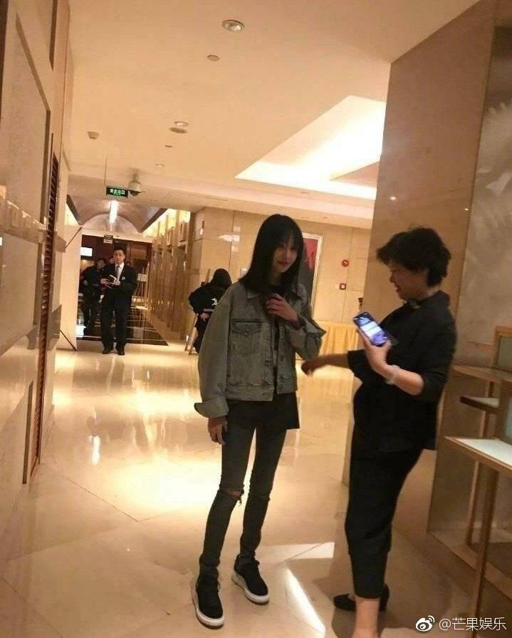 Đã lâu không xuống núi, Trịnh Sảng gây sốt với nhan sắc lên hương đỉnh cao nhờ tình yêu với bạn trai CEO - Ảnh 8. Đã lâu không xuống núi, Trịnh Sảng gây sốt với nhan sắc lên hương đỉnh cao nhờ tình yêu với bạn trai CEO - Ảnh 8.
