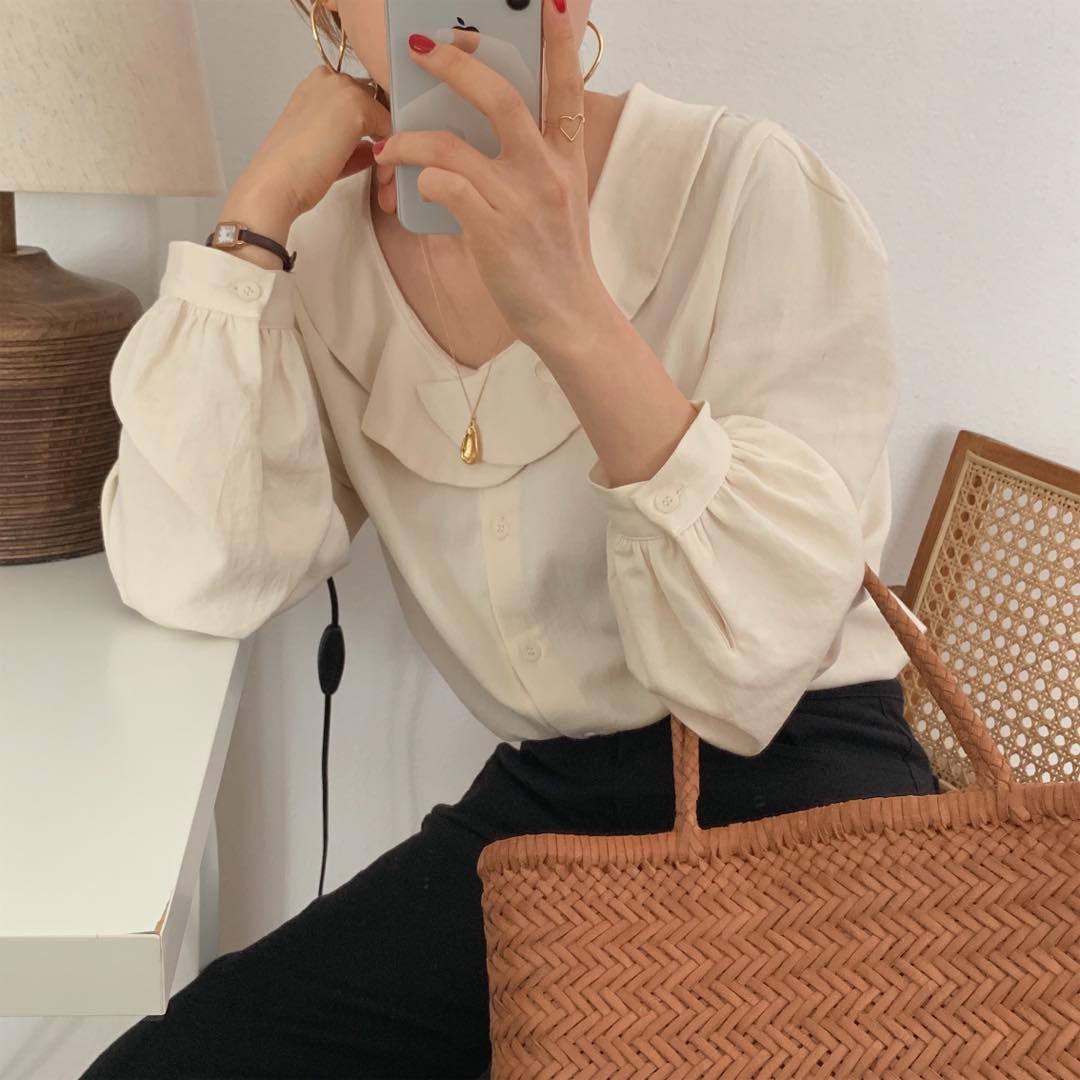 Áo cổ lá sen chính thức là tâm điểm mua sắm của chị em công sở năm nay - Ảnh 3. Áo cổ lá sen chính thức là tâm điểm mua sắm của chị em công sở năm nay - Ảnh 3.