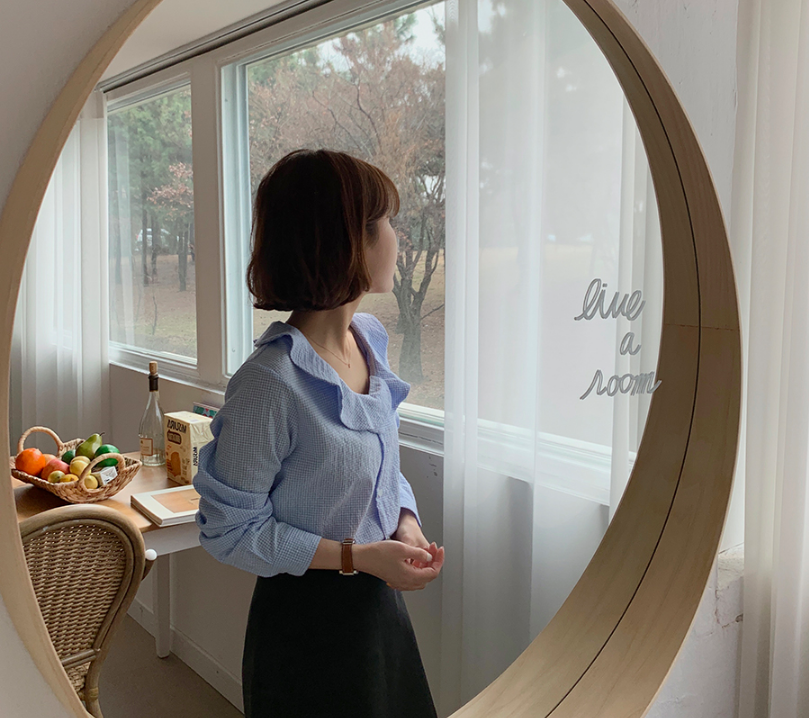 Áo cổ lá sen chính thức là tâm điểm mua sắm của chị em công sở năm nay - Ảnh 4. Áo cổ lá sen chính thức là tâm điểm mua sắm của chị em công sở năm nay - Ảnh 4.