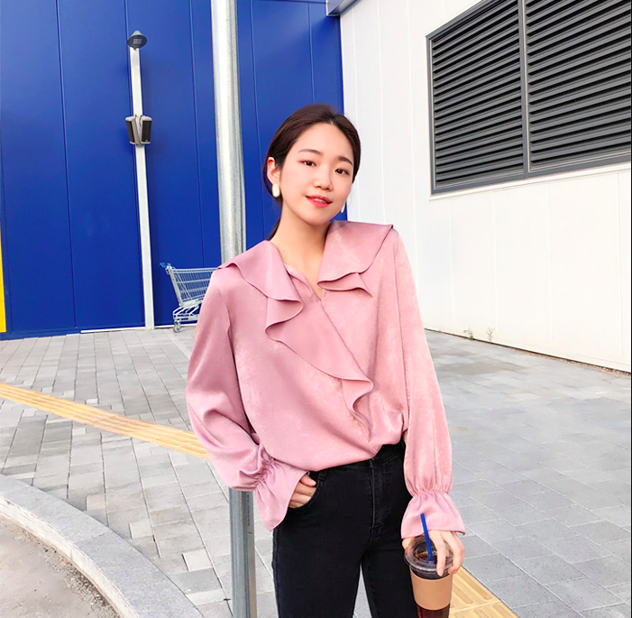 Áo cổ lá sen chính thức là tâm điểm mua sắm của chị em công sở năm nay - Ảnh 5. Áo cổ lá sen chính thức là tâm điểm mua sắm của chị em công sở năm nay - Ảnh 5.