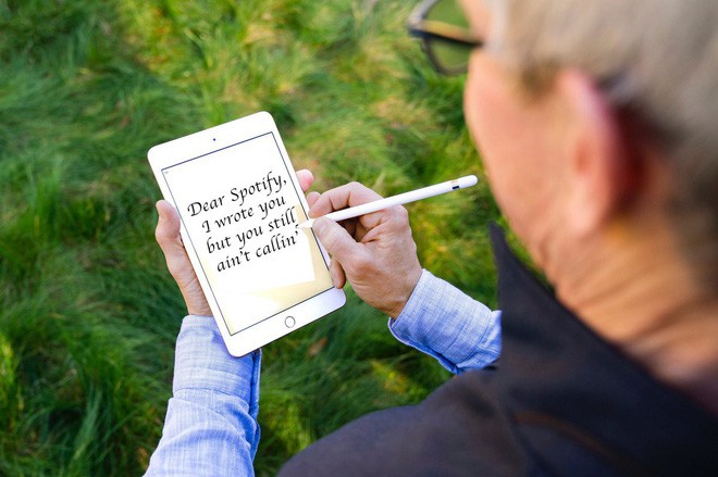 Khổ th&acirc;n CEO Apple: Đăng ảnh khoe iPad mini mới, chẳng hiểu sao lại th&agrave;nh t&acirc;m điểm bị chế ảnh - Ảnh 7.