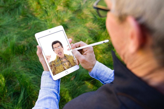 Khổ th&acirc;n CEO Apple: Đăng ảnh khoe iPad mini mới, chẳng hiểu sao lại th&agrave;nh t&acirc;m điểm bị chế ảnh - Ảnh 4.