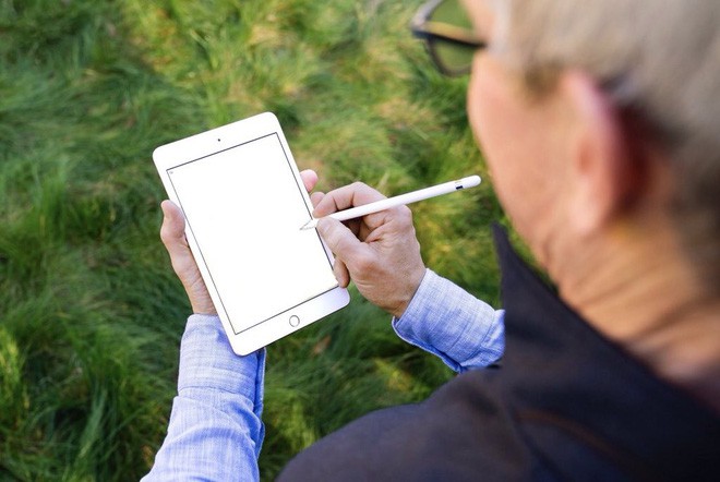 Khổ th&acirc;n CEO Apple: Đăng ảnh khoe iPad mini mới, chẳng hiểu sao lại th&agrave;nh t&acirc;m điểm bị chế ảnh - Ảnh 9.