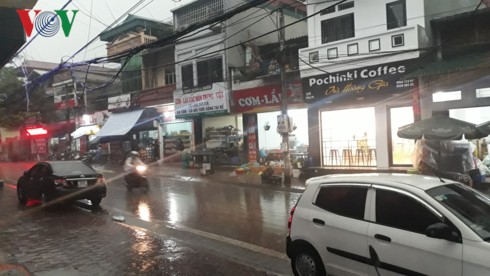 Một phụ nữ bị s&eacute;t đ&aacute;nh tử vong ngay dưới hi&ecirc;n nh&agrave; - Ảnh 1.