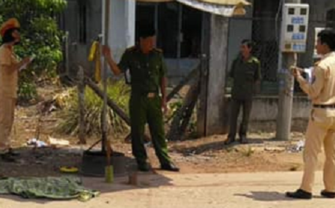 Đứng chơi tr&ecirc;n đường, b&eacute; g&aacute;i 15 th&aacute;ng tuổi bị xe tải t&ocirc;ng tử vong ở B&igrave;nh Phước - Ảnh 1.