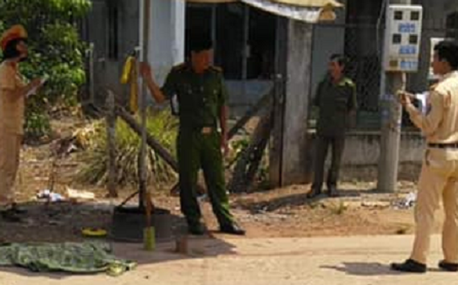 Đứng chơi trên đường, bé gái 15 tháng tuổi bị xe tải tông tử vong ở Bình Phước - Ảnh 1.