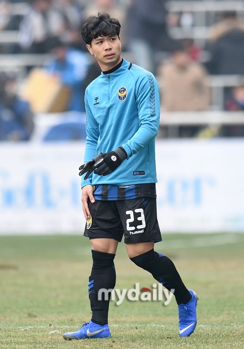 Không thi đấu, Công Phượng vẫn chiếm spotlight ngày Incheon United ra quân K.League - Ảnh 3.