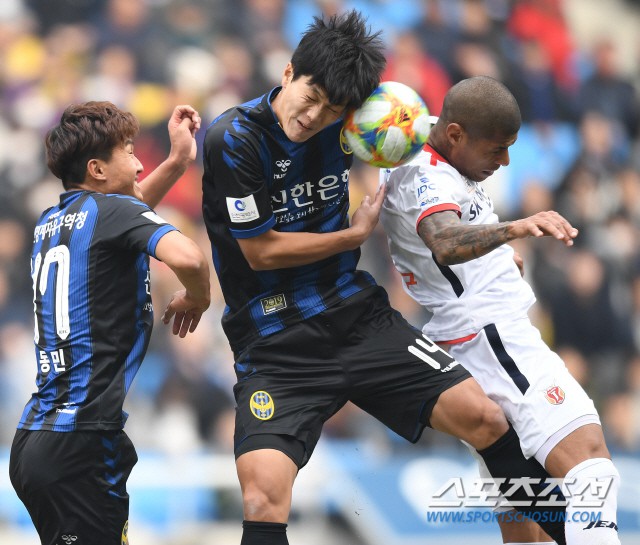 Không thi đấu, Công Phượng vẫn chiếm spotlight ngày Incheon United ra quân K.League - Ảnh 6.