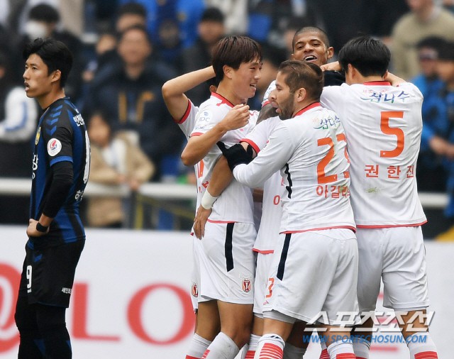 Không thi đấu, Công Phượng vẫn chiếm spotlight ngày Incheon United ra quân K.League - Ảnh 7.