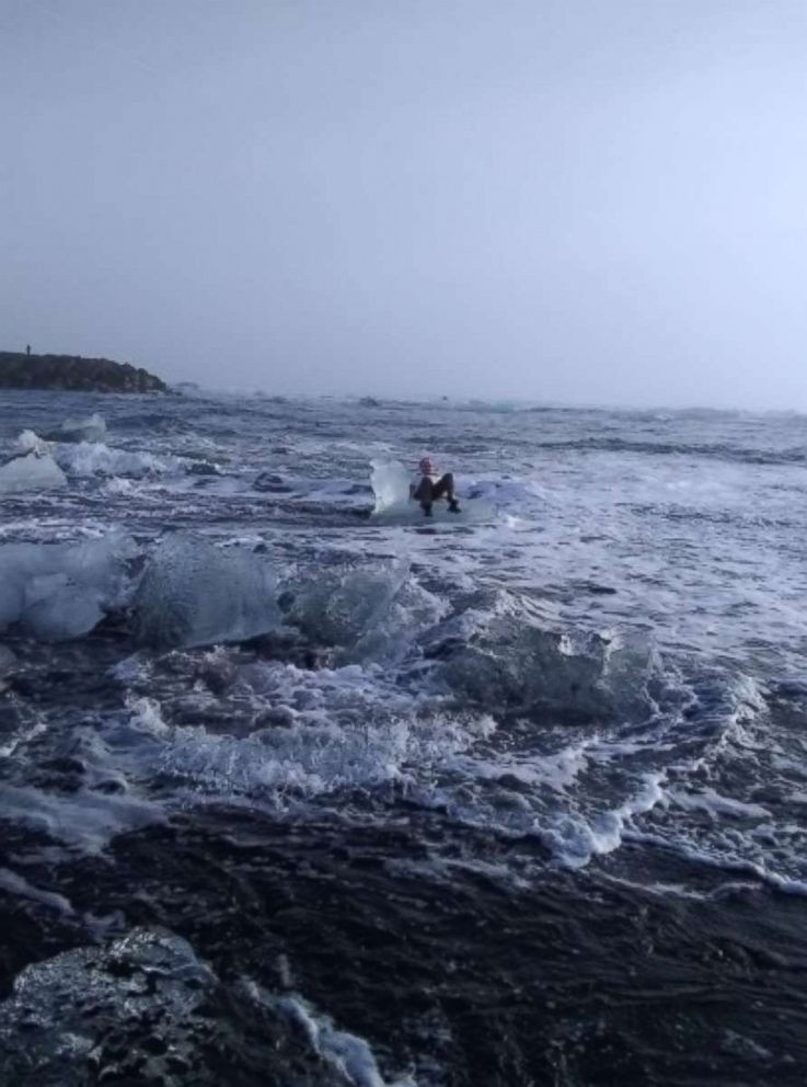 Ngồi trên tảng băng để chụp ảnh tự sướng, bà cụ bị sóng đánh dạt ra biển - Ảnh 2.