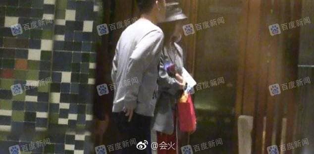 Tần Lam bị paparazzi t&oacute;m sống nắm chặt tay trai đẹp v&agrave;o kh&aacute;ch sạn, chuẩn bị c&ocirc;ng khai chuyện t&igrave;nh cảm? - Ảnh 2.