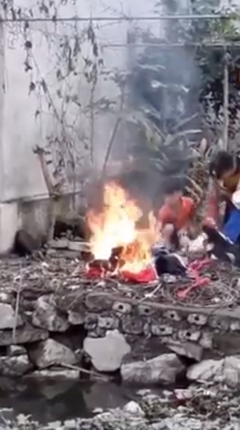 Người đ&agrave;n &ocirc;ng mang quần &aacute;o, s&aacute;ch vở ra bờ ao đốt trước mặt con, chửi bới cả bố đẻ khiến nhiều người ng&aacute;n ngẩm - Ảnh 3.