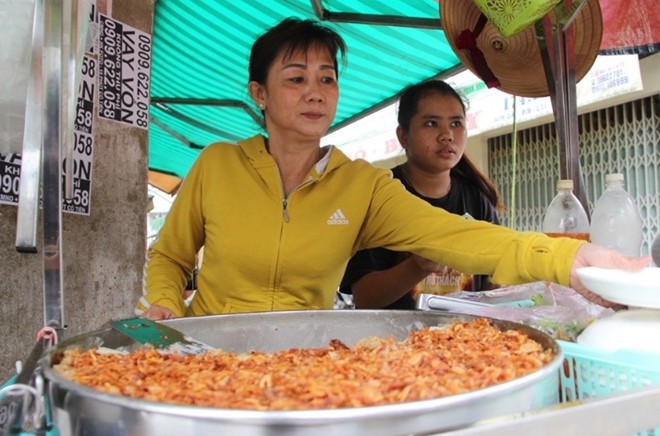 Hàng quán Sài Gòn: không cửa hàng, chẳng biển hiệu, có nơi chẳng nổi bộ bàn ghế nhưng vẫn tồn tại sương sương vài thập kỷ - Ảnh 8.