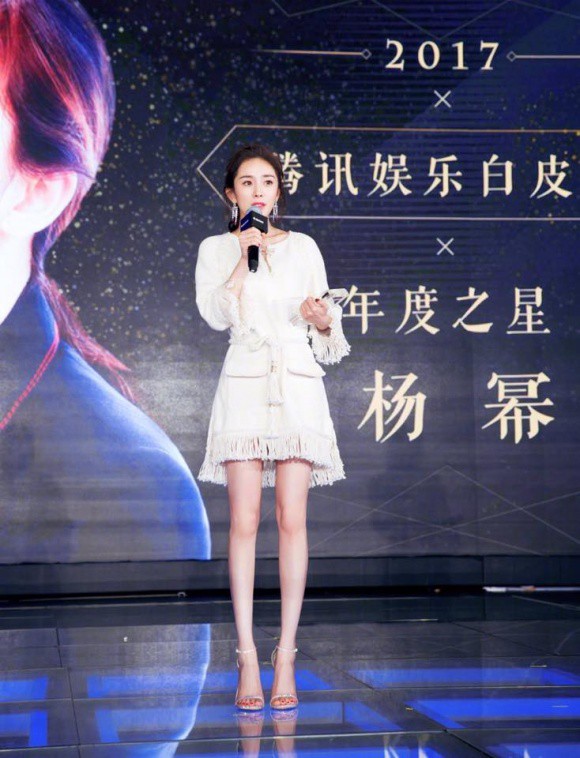 Dương Mịch lộ đôi chân cong veo, thua cả trợ lý đi bên cạnh trái ngược hẳn với những lời tán dương - Ảnh 2. Dương Mịch lộ đôi chân cong veo, thua cả trợ lý đi bên cạnh trái ngược hẳn với những lời tán dương - Ảnh 2.