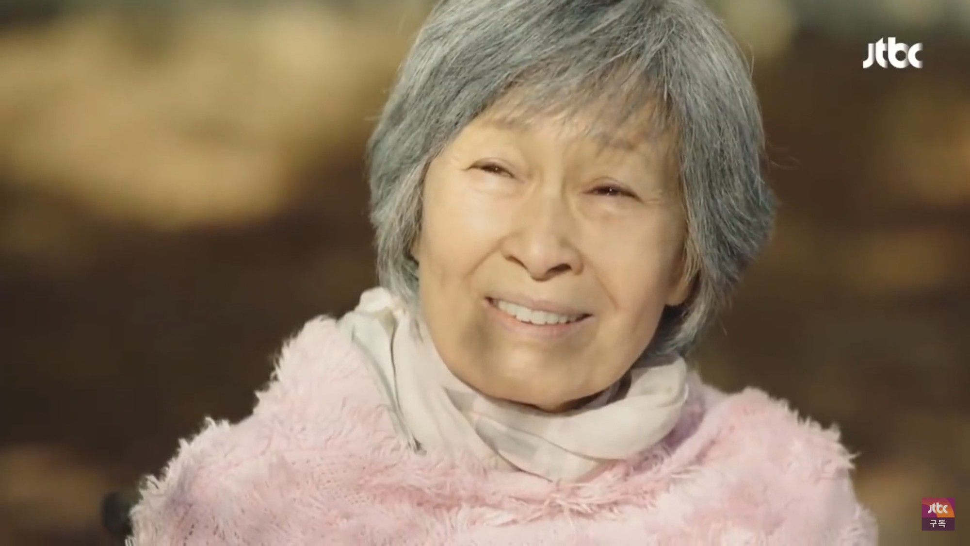 Dazzling không chỉ kì ảo hay lãng mạn, mà còn là câu chuyện đậm tính xã hội chân thật đến đau lòng - Ảnh 4. Dazzling không chỉ kì ảo hay lãng mạn, mà còn là câu chuyện đậm tính xã hội chân thật đến đau lòng - Ảnh 4.