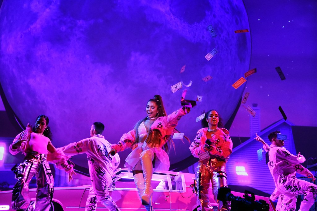 Diễn mà quên cầm mic, fan trêu Ariana Grande: “Nhớ mang đầy đủ dụng cụ khi hành nghề chị ơi” - Ảnh 4. Diễn mà quên cầm mic, fan trêu Ariana Grande: “Nhớ mang đầy đủ dụng cụ khi hành nghề chị ơi” - Ảnh 4.