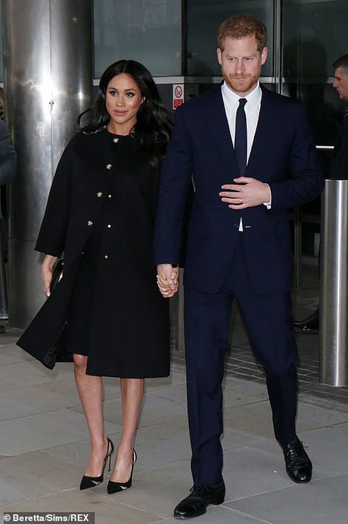 Mang thai tháng cuối, chân phù nề nhưng Meghan Markle vẫn quyết không làm mình xấu bằng cách này - Ảnh 1. Mang thai tháng cuối, chân phù nề nhưng Meghan Markle vẫn quyết không làm mình xấu bằng cách này - Ảnh 1.