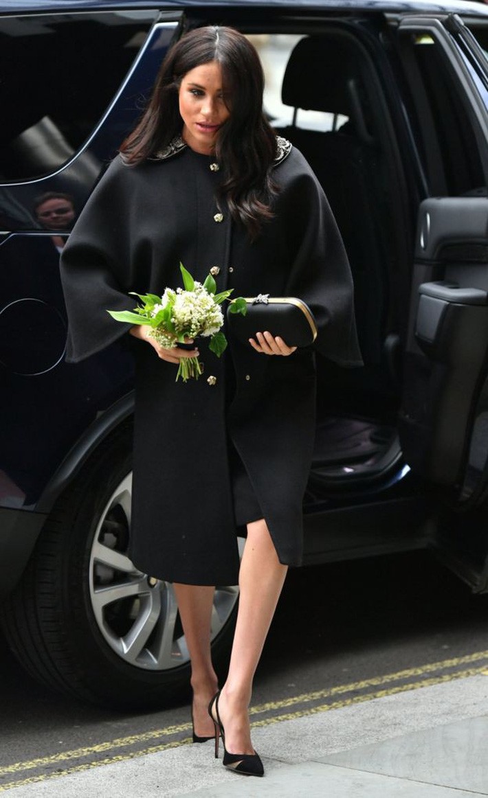 Mang thai tháng cuối, chân phù nề nhưng Meghan Markle vẫn quyết không làm mình xấu bằng cách này - Ảnh 3. Mang thai tháng cuối, chân phù nề nhưng Meghan Markle vẫn quyết không làm mình xấu bằng cách này - Ảnh 3.