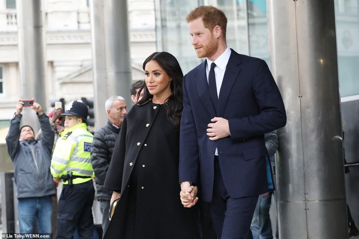 Mang thai tháng cuối, chân phù nề nhưng Meghan Markle vẫn quyết không làm mình xấu bằng cách này - Ảnh 4. Mang thai tháng cuối, chân phù nề nhưng Meghan Markle vẫn quyết không làm mình xấu bằng cách này - Ảnh 4.