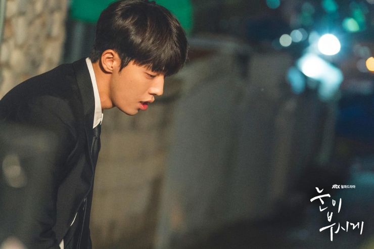 Dazzling không chỉ kì ảo hay lãng mạn, mà còn là câu chuyện đậm tính xã hội chân thật đến đau lòng - Ảnh 8. Dazzling không chỉ kì ảo hay lãng mạn, mà còn là câu chuyện đậm tính xã hội chân thật đến đau lòng - Ảnh 8.