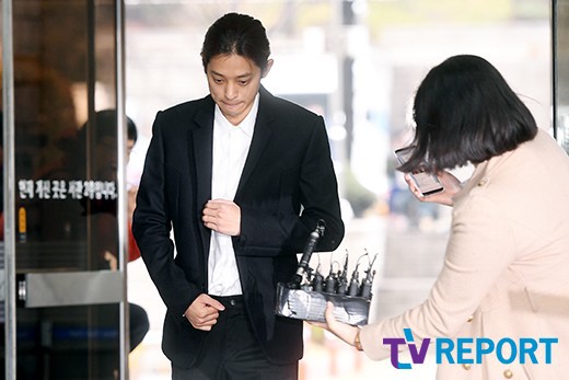 Jung Joon Young trình diện thẩm vấn trước khi bị bắt: Bật khóc nhận tội nhưng lại là cảnh cầm giấy xin lỗi quen thuộc - Ảnh 6.