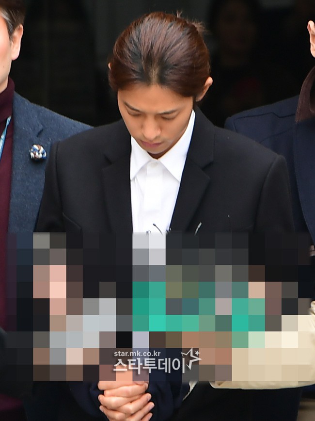 N&Oacute;NG: C&ocirc;ng bố h&igrave;nh ảnh Jung Joon Young bị tr&oacute;i chặt 2 b&ecirc;n, c&ograve;ng tay giải đến trại giam để chờ lệnh bắt - Ảnh 3.