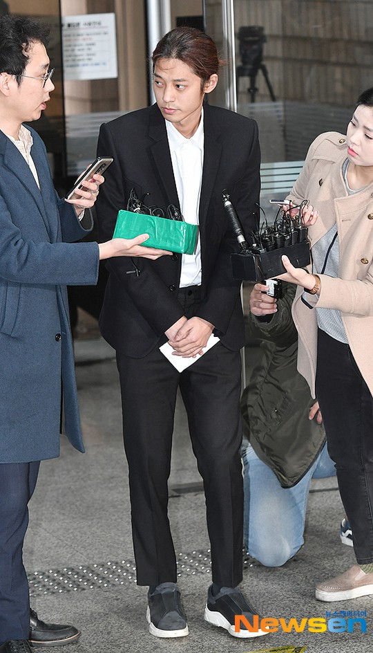 Jung Joon Young trình diện thẩm vấn trước khi bị bắt: Bật khóc nhận tội nhưng lại là cảnh cầm giấy xin lỗi quen thuộc - Ảnh 3.