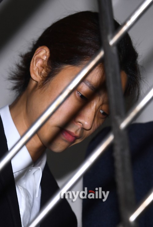 Jung Joon Young trình diện thẩm vấn trước khi bị bắt: Bật khóc nhận tội nhưng lại là cảnh cầm giấy xin lỗi quen thuộc - Ảnh 14.