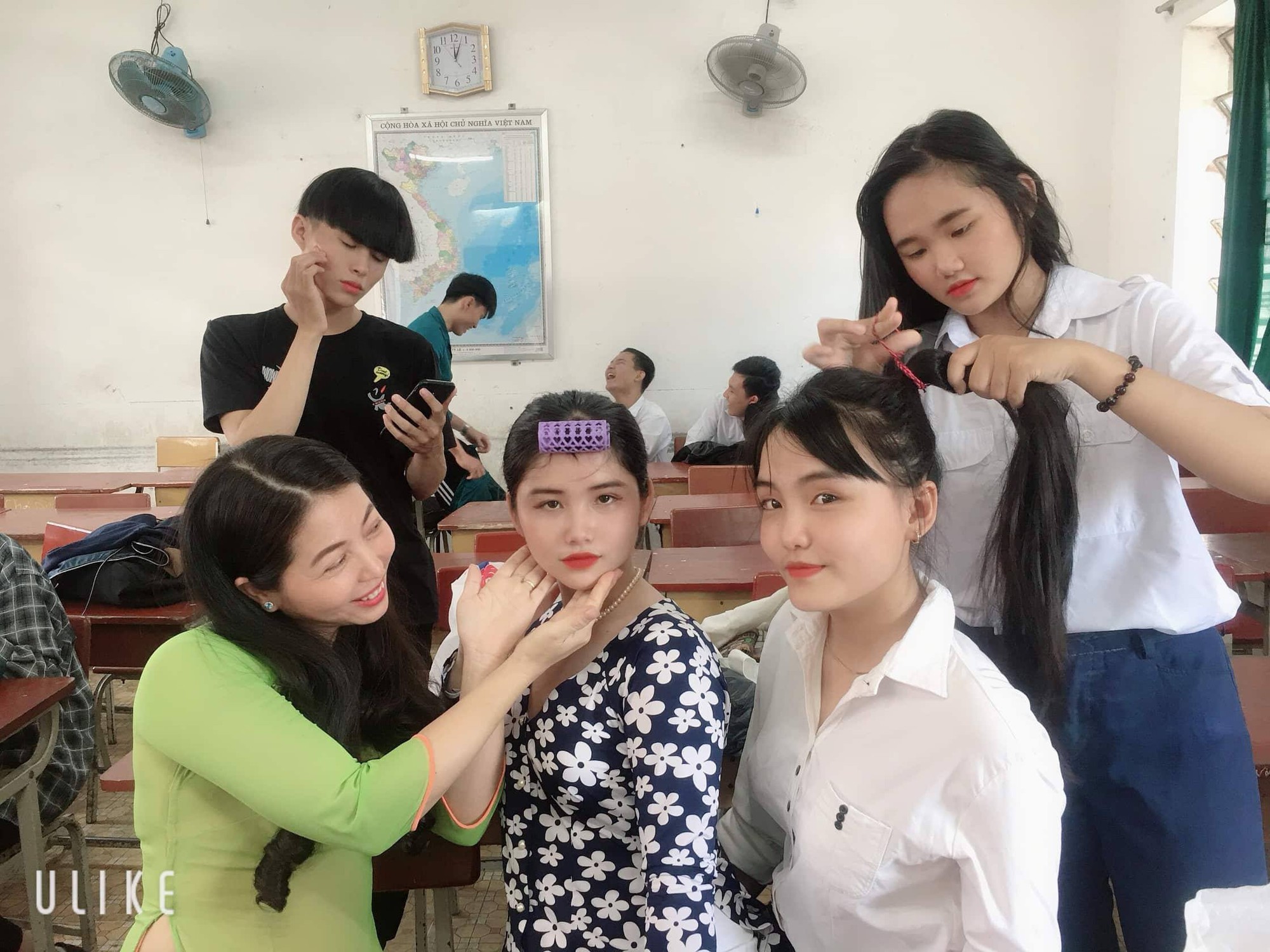 Đi thu vở bài tập nhưng thần thái ngời ngời như diễn viên, nữ sinh bỗng nhiên hot rần rần trên mạng - Ảnh 2. Đi thu vở bài tập nhưng thần thái ngời ngời như diễn viên, nữ sinh bỗng nhiên hot rần rần trên mạng - Ảnh 2.
