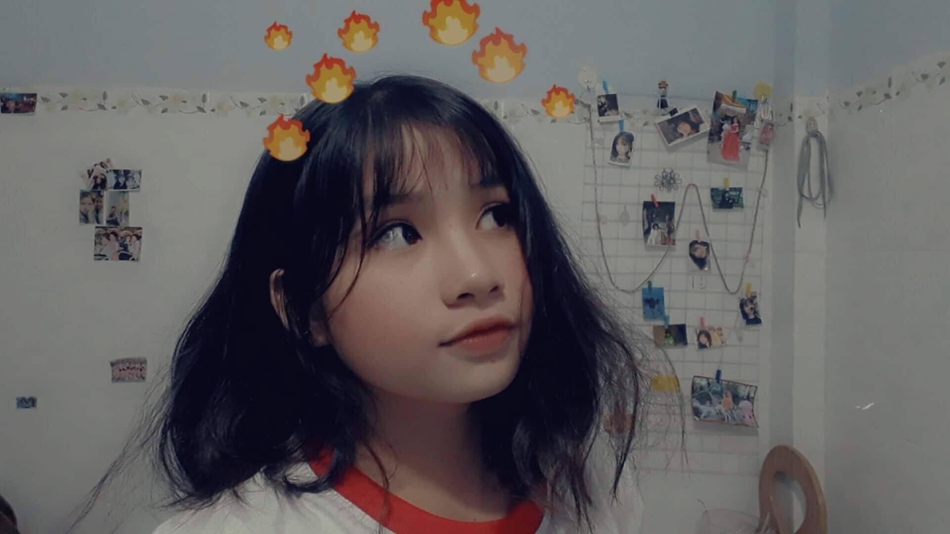 Đi thu vở bài tập nhưng thần thái ngời ngời như diễn viên, nữ sinh bỗng nhiên hot rần rần trên mạng - Ảnh 3. Đi thu vở bài tập nhưng thần thái ngời ngời như diễn viên, nữ sinh bỗng nhiên hot rần rần trên mạng - Ảnh 3.