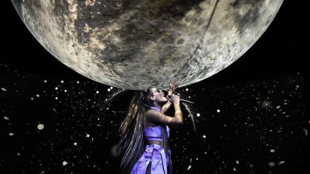 Từng bùng đẹp show ở Việt Nam là thế, Ariana Grande giờ lại mặc hẳn đồ của NTK gốc Việt lên liveshow mới nhất - Ảnh 3.