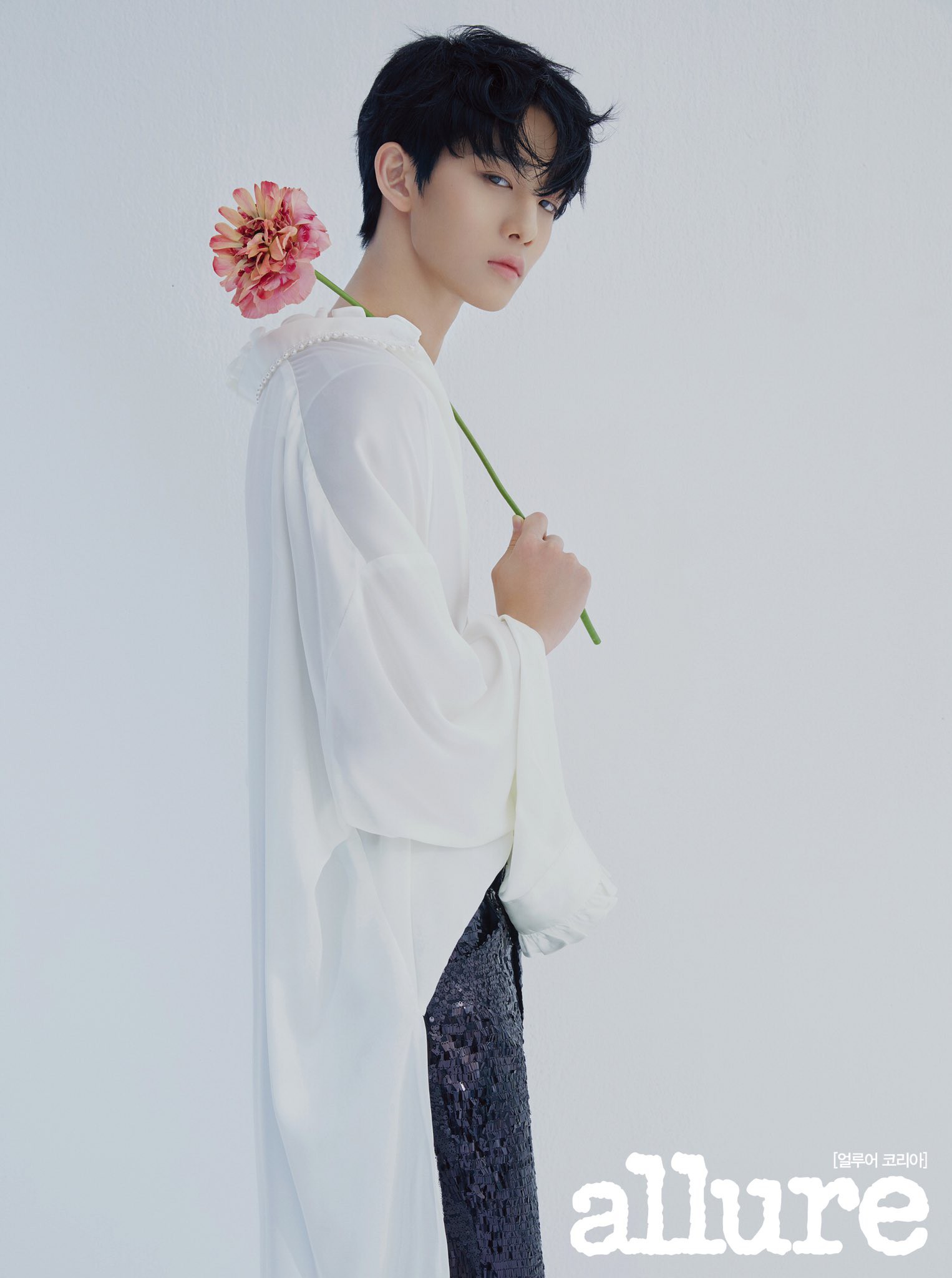 Thành viên Wanna One sau tan rã: Ai cũng có nơi có chốn, riêng “center quốc dân” đã lận đận còn bị vạ lây từ scandal Seungri - Ảnh 10. Thành viên Wanna One sau tan rã: Ai cũng có nơi có chốn, riêng “center quốc dân” đã lận đận còn bị vạ lây từ scandal Seungri - Ảnh 10.