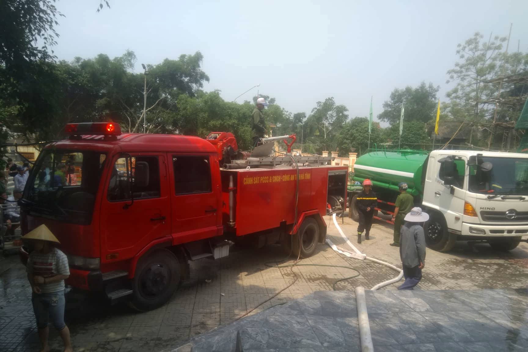 Cháy nhà thờ Hà Tĩnh, nhiều tài sản bên trong bị thiêu rụi - Ảnh 2. Cháy nhà thờ Hà Tĩnh, nhiều tài sản bên trong bị thiêu rụi - Ảnh 2.