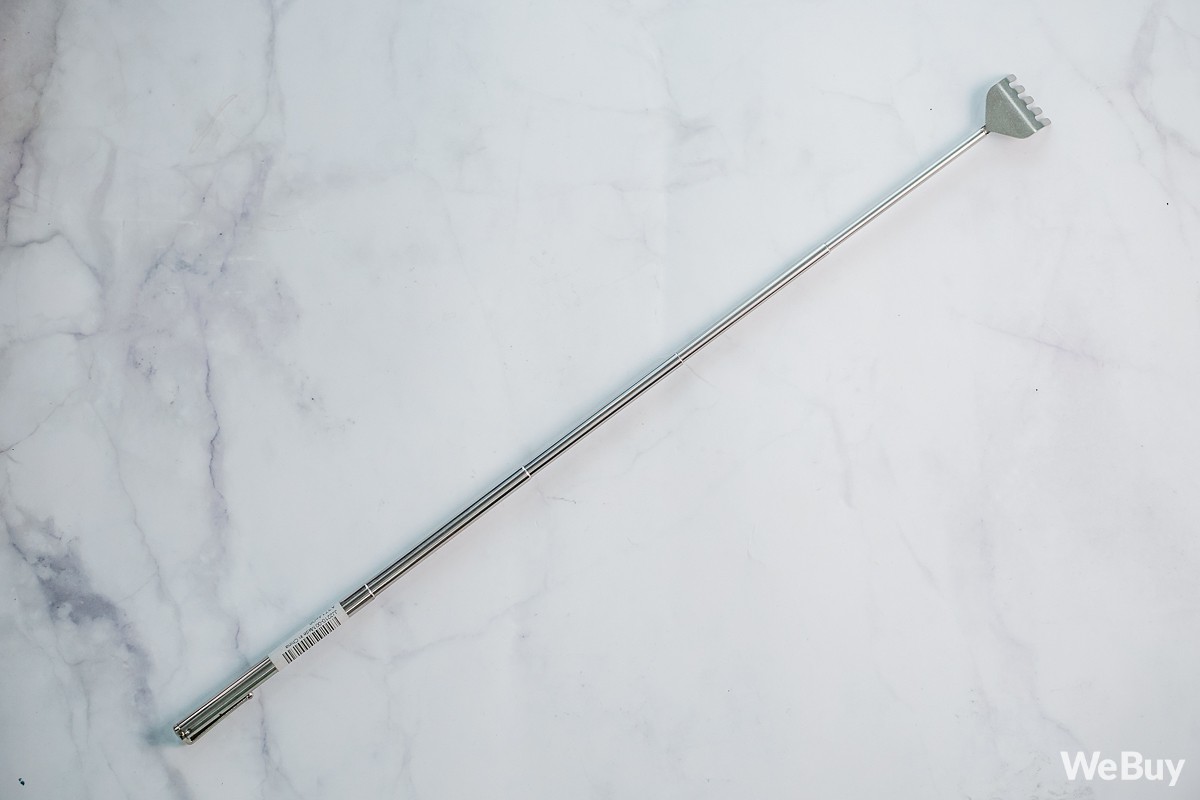 G&atilde;i ngứa thanh lịch với dụng cụ c&agrave;o lưng nh&igrave;n như c&acirc;y b&uacute;t mực nằm gọn trong t&uacute;i &aacute;o - Ảnh 3.