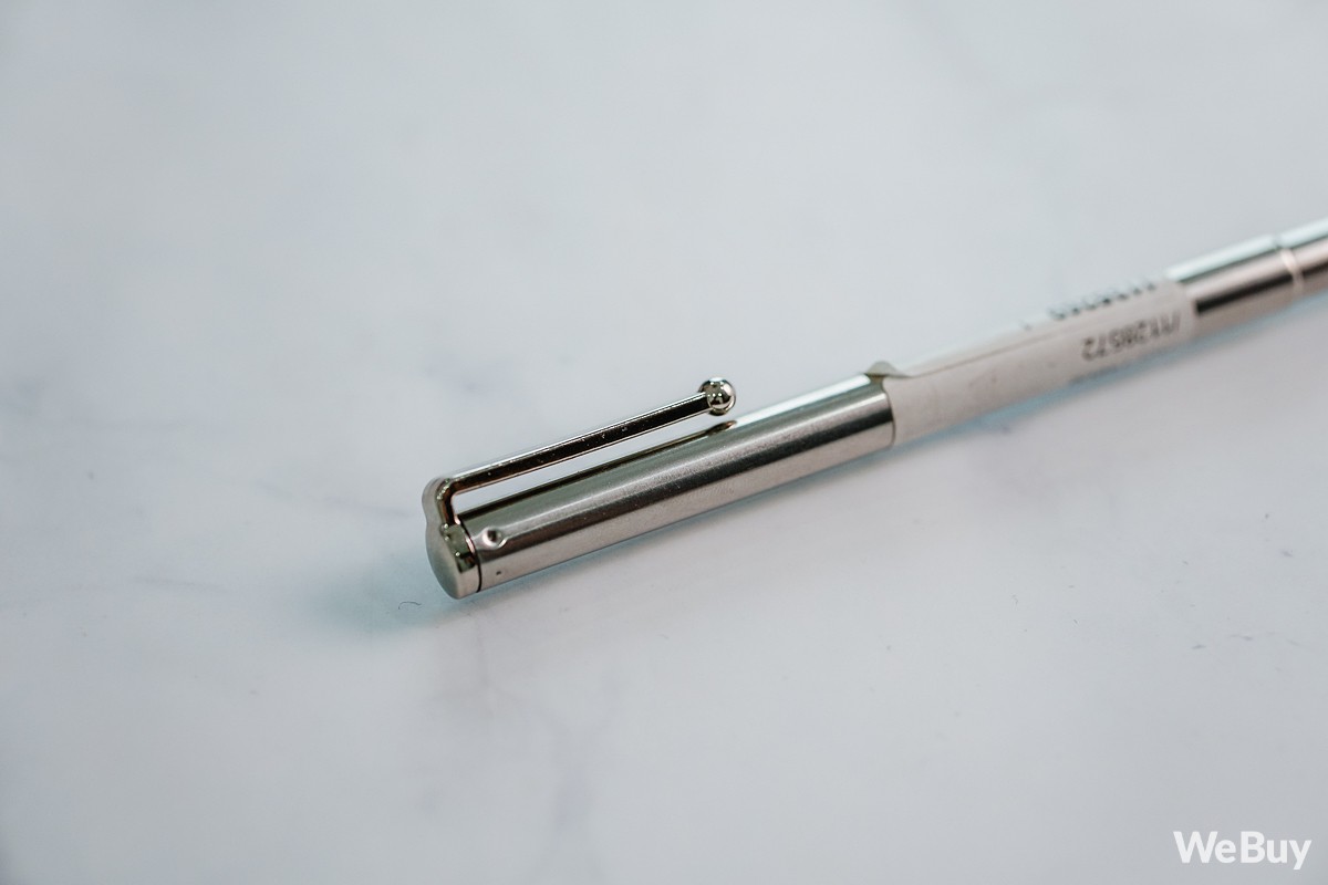 G&atilde;i ngứa thanh lịch với dụng cụ c&agrave;o lưng nh&igrave;n như c&acirc;y b&uacute;t mực nằm gọn trong t&uacute;i &aacute;o - Ảnh 5.