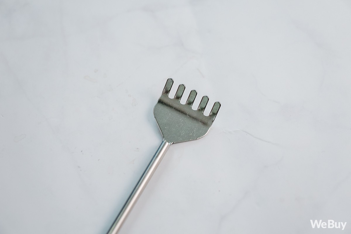 G&atilde;i ngứa thanh lịch với dụng cụ c&agrave;o lưng nh&igrave;n như c&acirc;y b&uacute;t mực nằm gọn trong t&uacute;i &aacute;o - Ảnh 4.