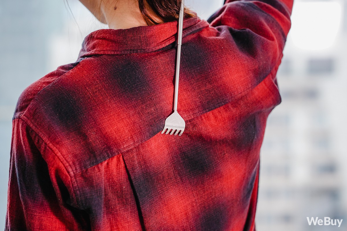 G&atilde;i ngứa thanh lịch với dụng cụ c&agrave;o lưng nh&igrave;n như c&acirc;y b&uacute;t mực nằm gọn trong t&uacute;i &aacute;o - Ảnh 7.