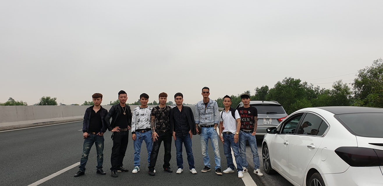 Phạt dân chơi Khá Bảnh 5,5 triệu, tước GPLX 2 tháng vì dàn hàng chụp ảnh trên cao tốc - Ảnh 2. Phạt dân chơi Khá Bảnh 5,5 triệu, tước GPLX 2 tháng vì dàn hàng chụp ảnh trên cao tốc - Ảnh 2.