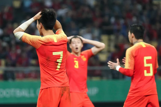 Đội tuyển Trung Quốc thua mất mặt, HLV đẹp trai từ nhiệt tình hò hét chuyển sang cạn lời, bất lực - Ảnh 6.