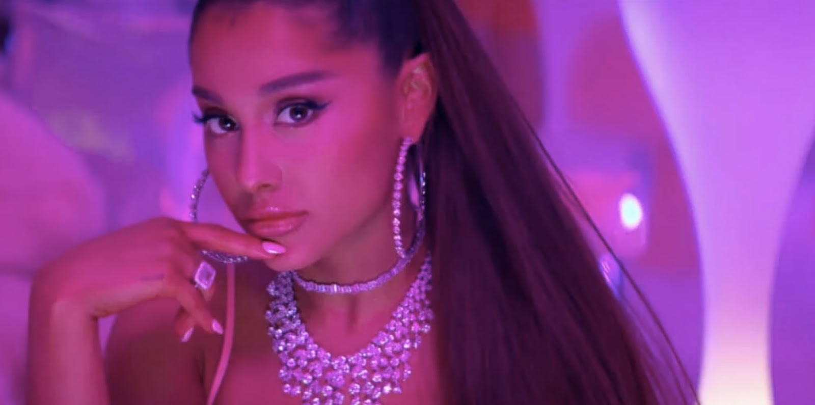 Ariana Grande bị fan cuồng chôm nhẫn kim cương ngay giữa concert, nhưng “muốn lấy được từ tay chị thì không dễ đâu”! - Ảnh 3. Ariana “tỉnh” lắm, không dễ chôm nhẫn của chị đâu!