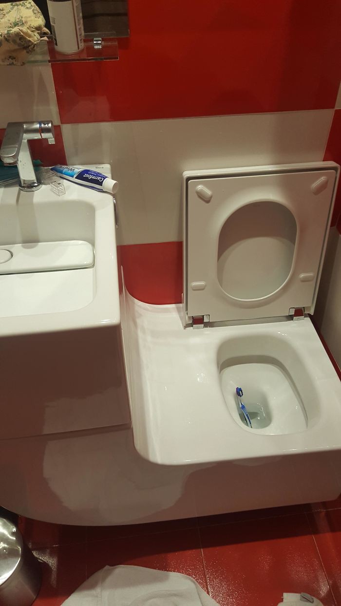 20 thiết kế nhà vệ sinh thảm họa khiến dân mạng thủ thỉ: Thôi, thà nhịn còn hơn - Ảnh 2. 20 thiết kế nhà vệ sinh thảm họa khiến dân mạng thủ thỉ: Thôi, thà nhịn còn hơn - Ảnh 2.