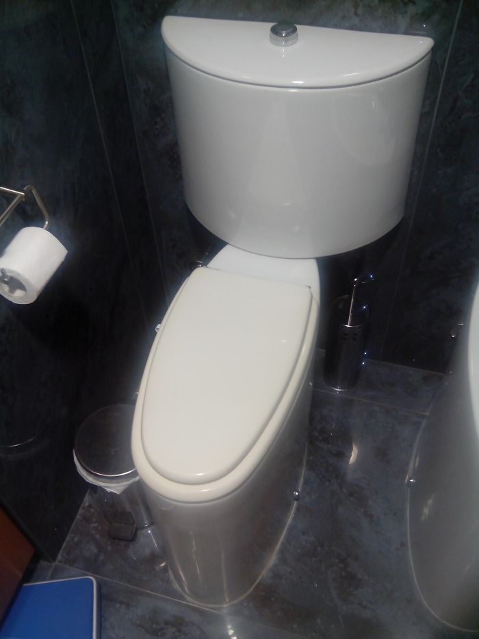20 thiết kế nhà vệ sinh thảm họa khiến dân mạng thủ thỉ: Thôi, thà nhịn còn hơn - Ảnh 16. 20 thiết kế nhà vệ sinh thảm họa khiến dân mạng thủ thỉ: Thôi, thà nhịn còn hơn - Ảnh 16.